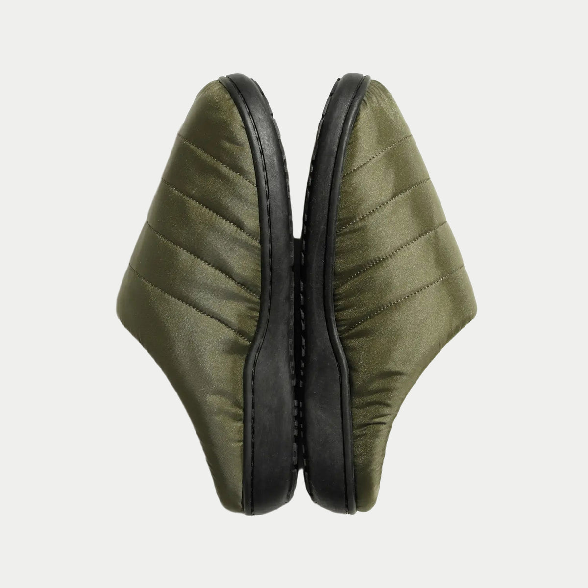 Paire de chaussons kaki dressée côte à côte, flancs matelassés et tranche de semelle noire