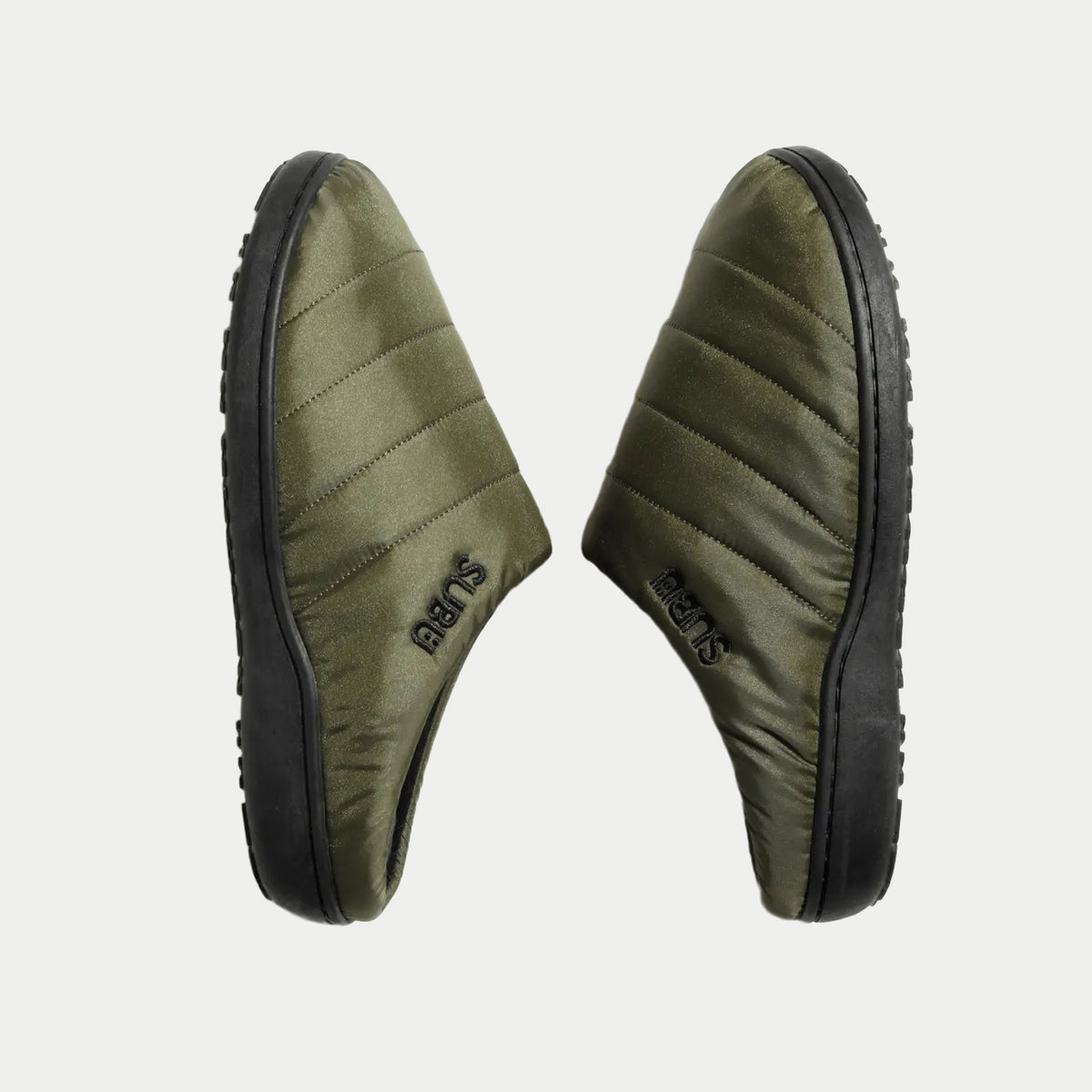 Chaussons kaki de trois quarts, logos SUBU brodés ton sur ton et semelles noires crantées