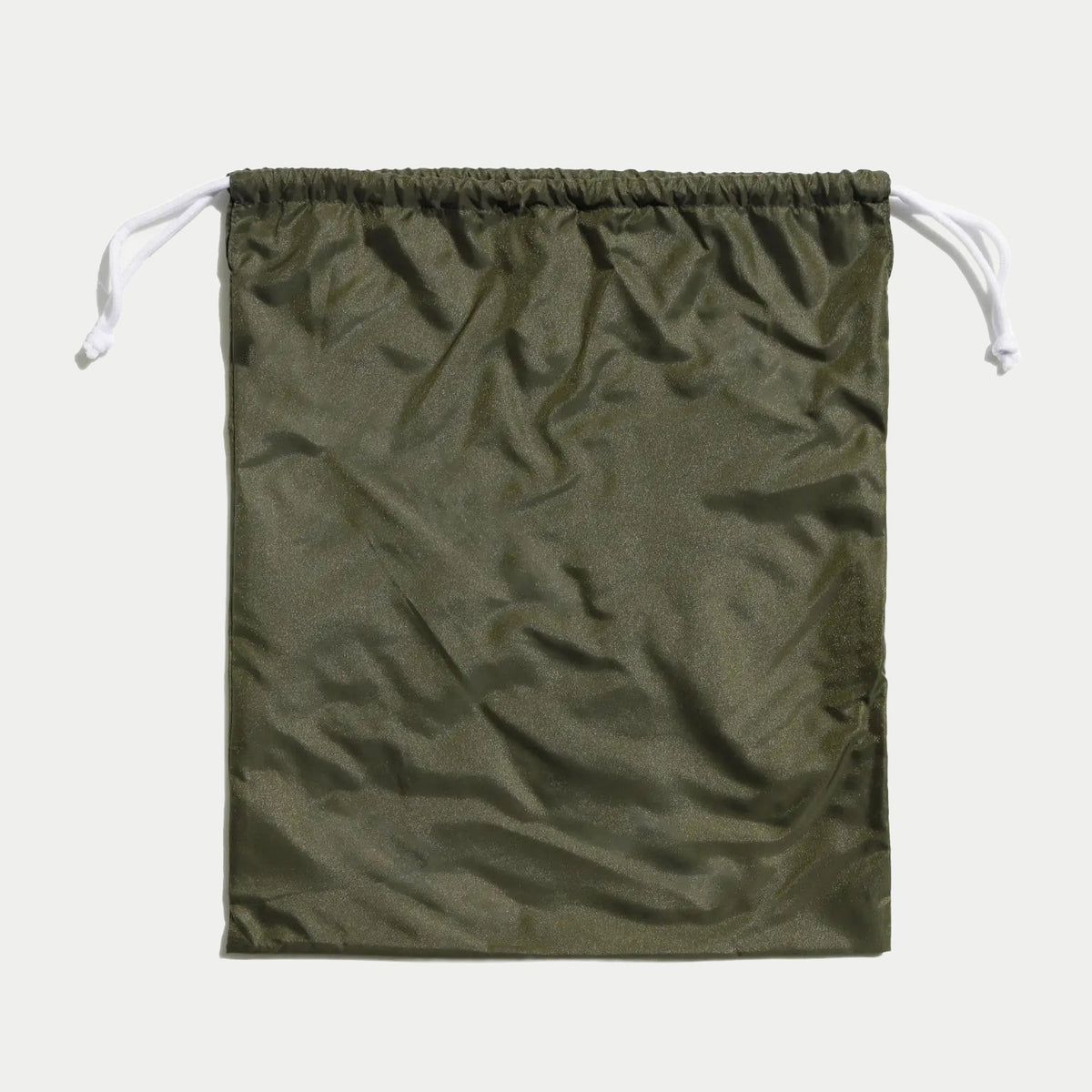 Verso uni du pochon de rangement en nylon kaki, cordon blanc sortant de chaque côté