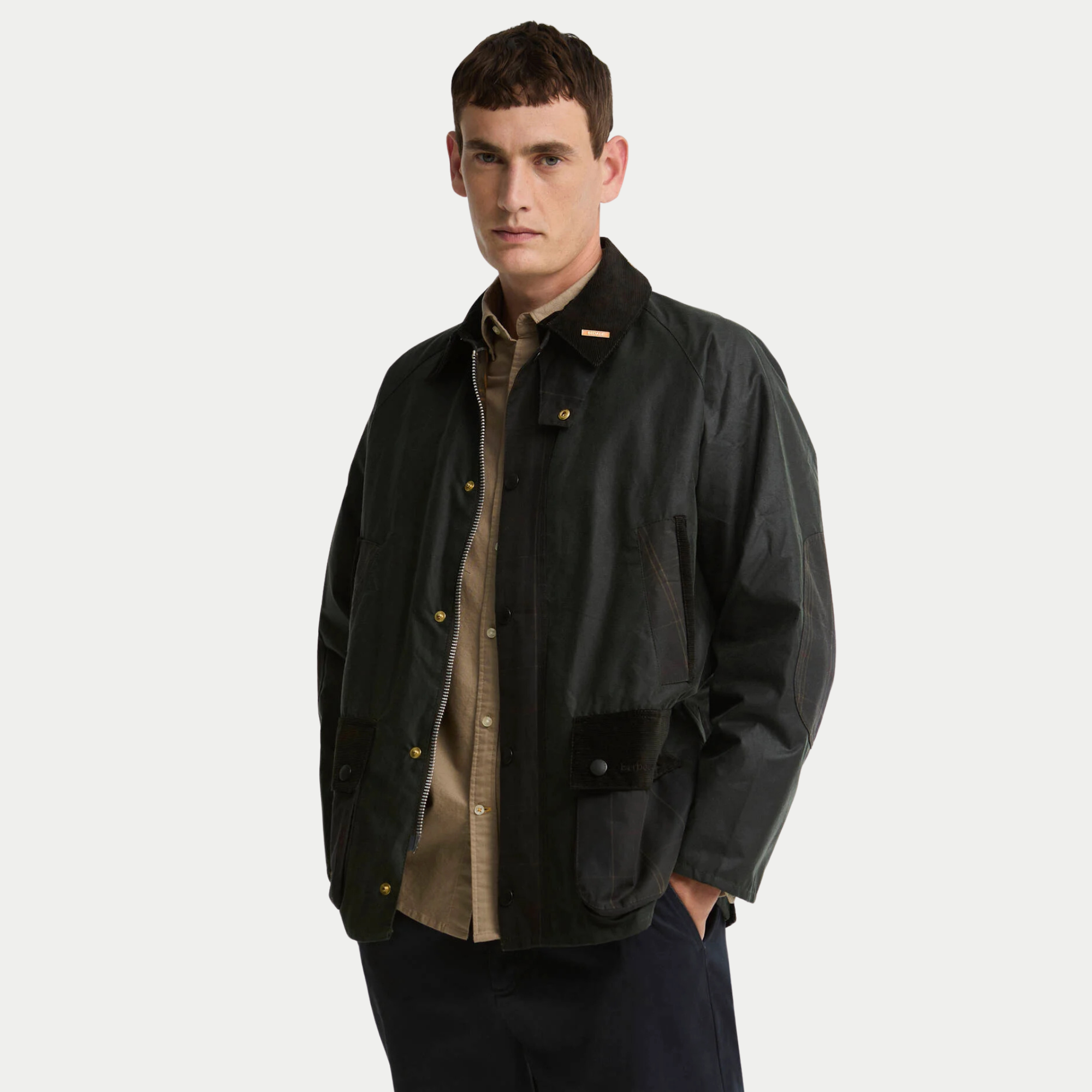 Veste cirée Icons Bedale Patch Sage Barbour portée ouverte, trois-quarts face, zip laiton et pressions dorées