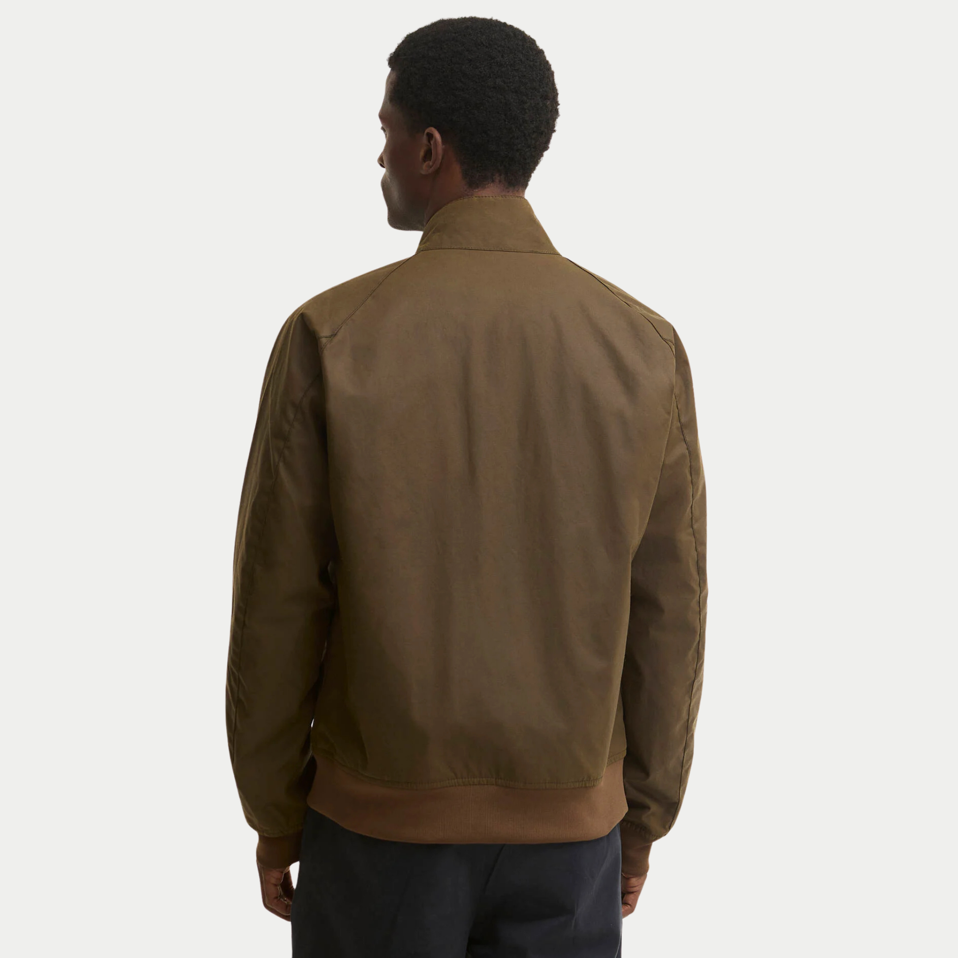 Blouson ciré Chelsea marron Barbour vu de dos, empiècement d’épaule et bord-côte camel à la taille