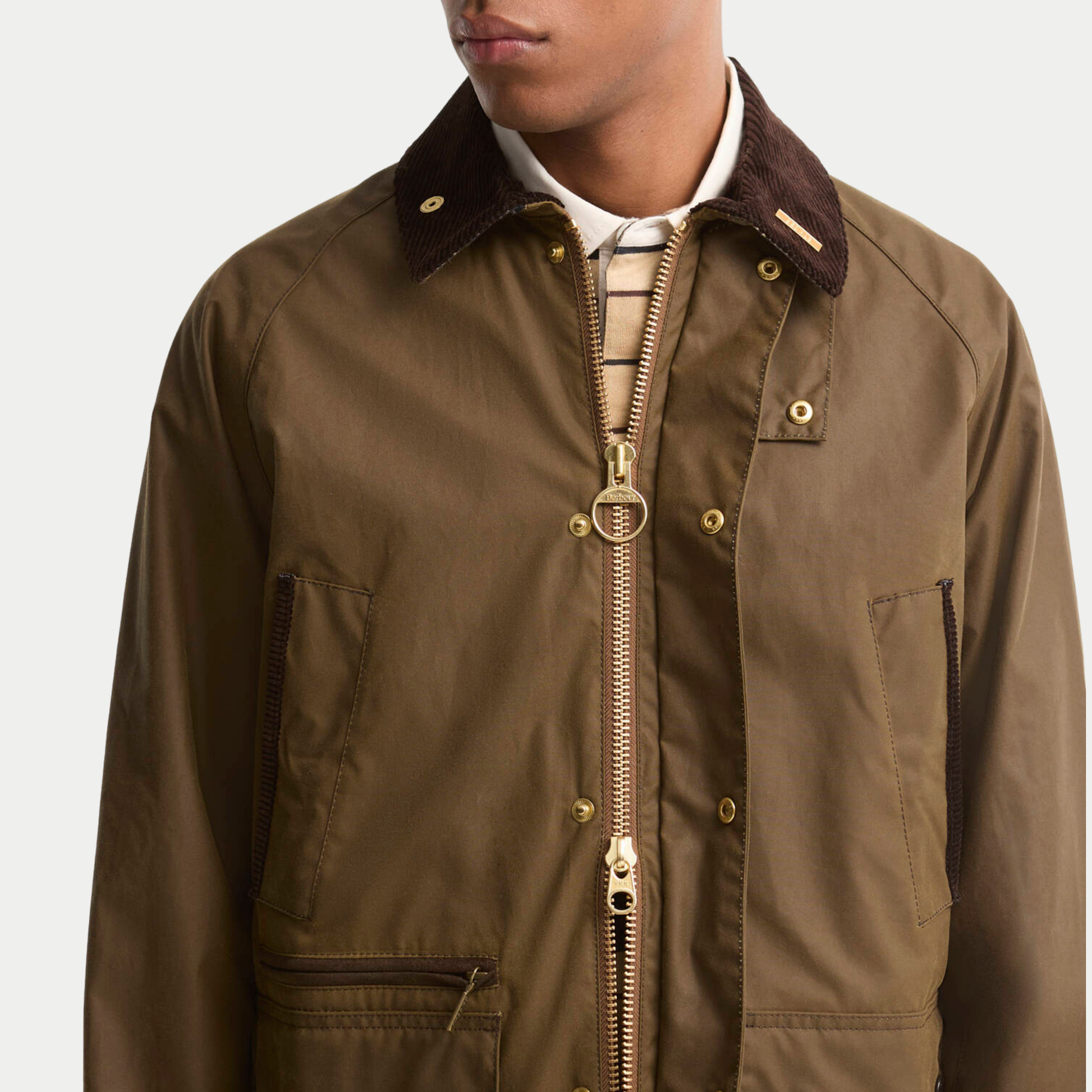 Buste de l'Icons Bedale : zip laiton à tirette anneau gravée Barbour, poches passepoilées de velours côtelé brun.