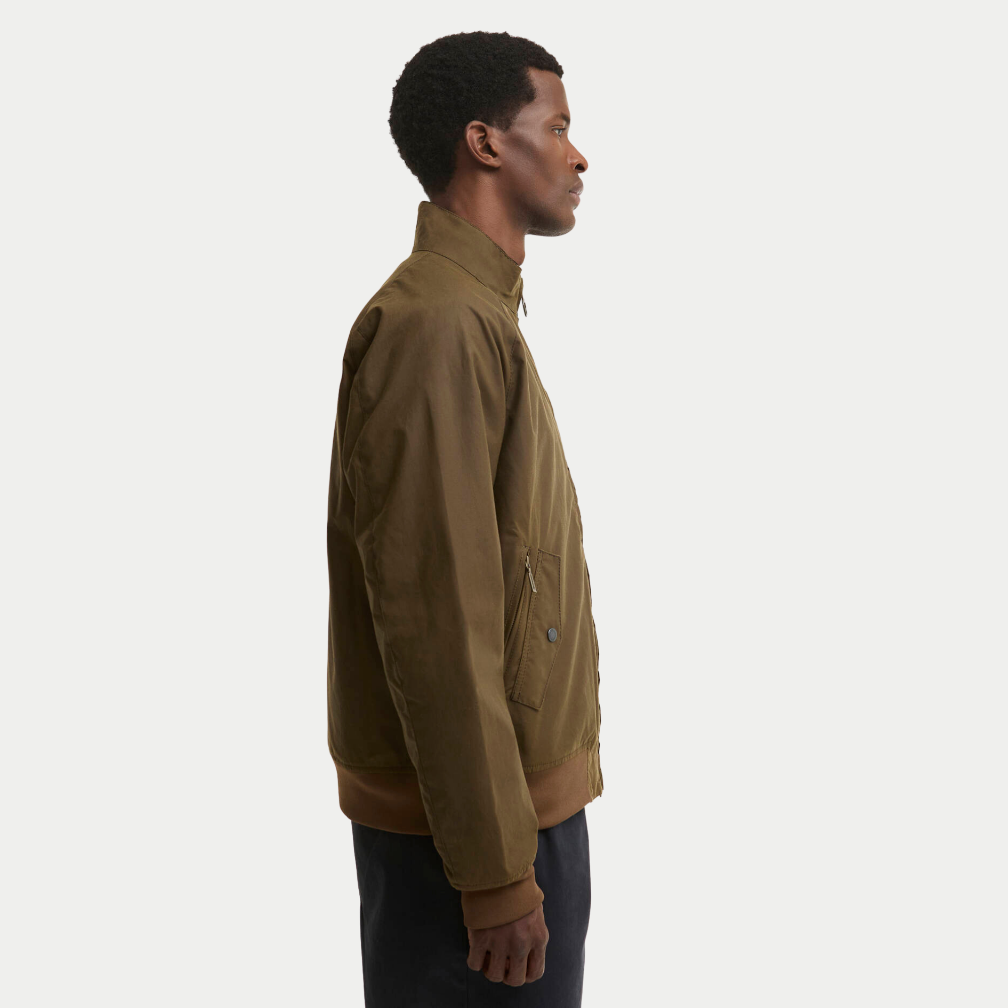 Blouson ciré Chelsea marron Barbour de profil, poche verticale zippée fermée par un rabat à pression