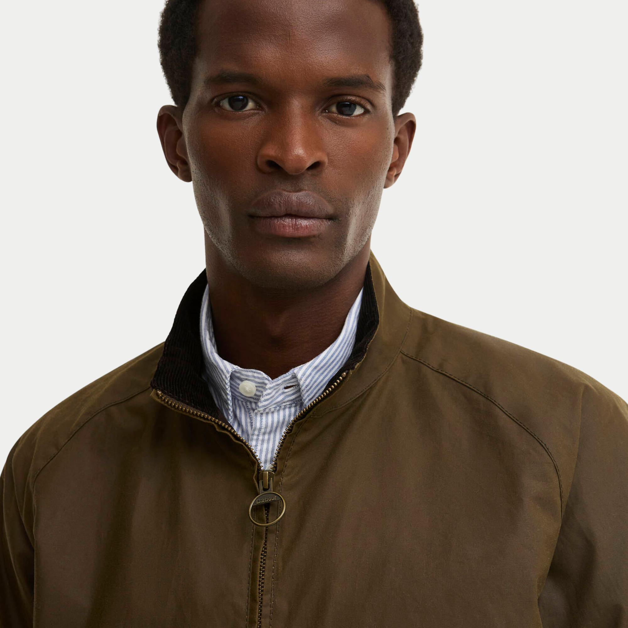 Col du blouson ciré Chelsea marron Barbour : doublure en velours côtelé, zip laiton et tirette à anneau gravée