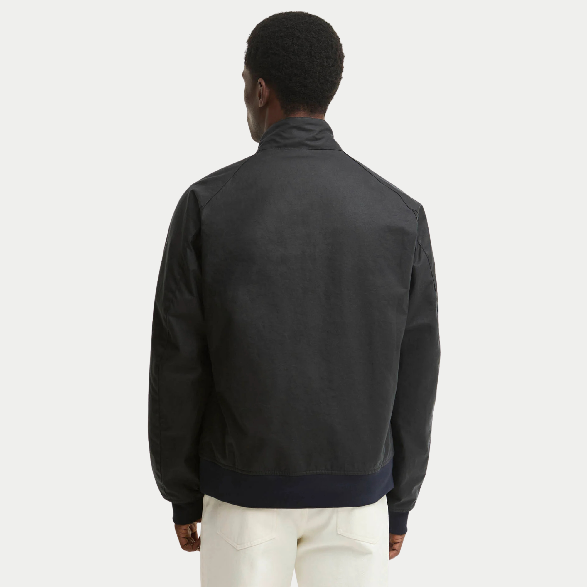 Dos du blouson ciré Chelsea Marine Barbour porté, empiècement lisse et bande de taille côtelée marine