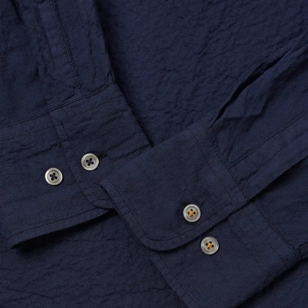 Détail du poignet boutonné et de la patte de manche de la chemise Attendant bleu marine