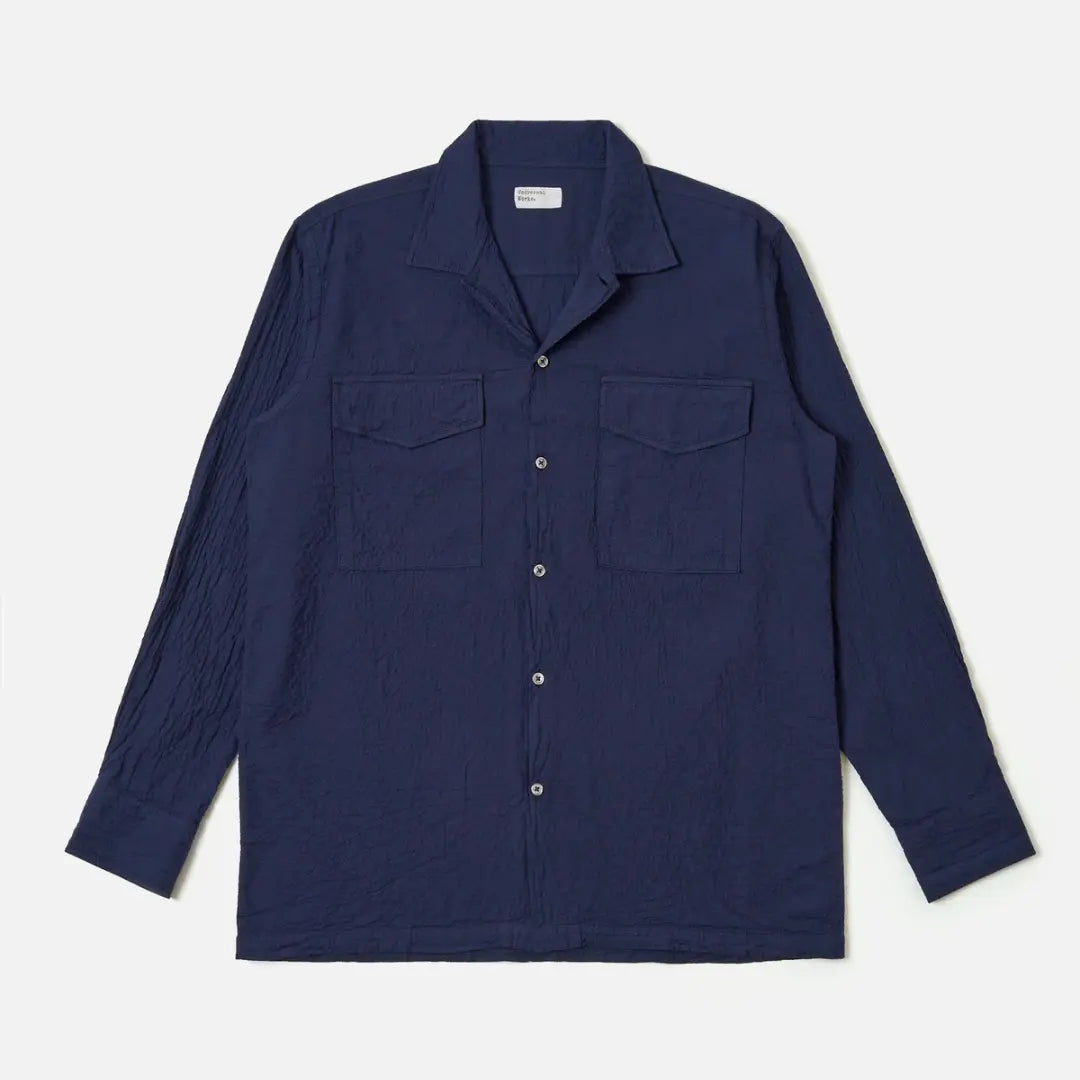 Chemise Attendant bleu marine à plat, col ouvert et deux poches poitrine à rabat boutonné