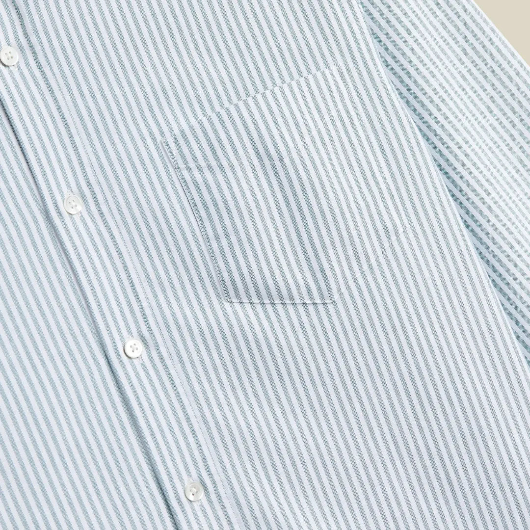 Détail de la poche poitrine de la Chemise Belavista, rayures vertes raccordées et boutons blancs