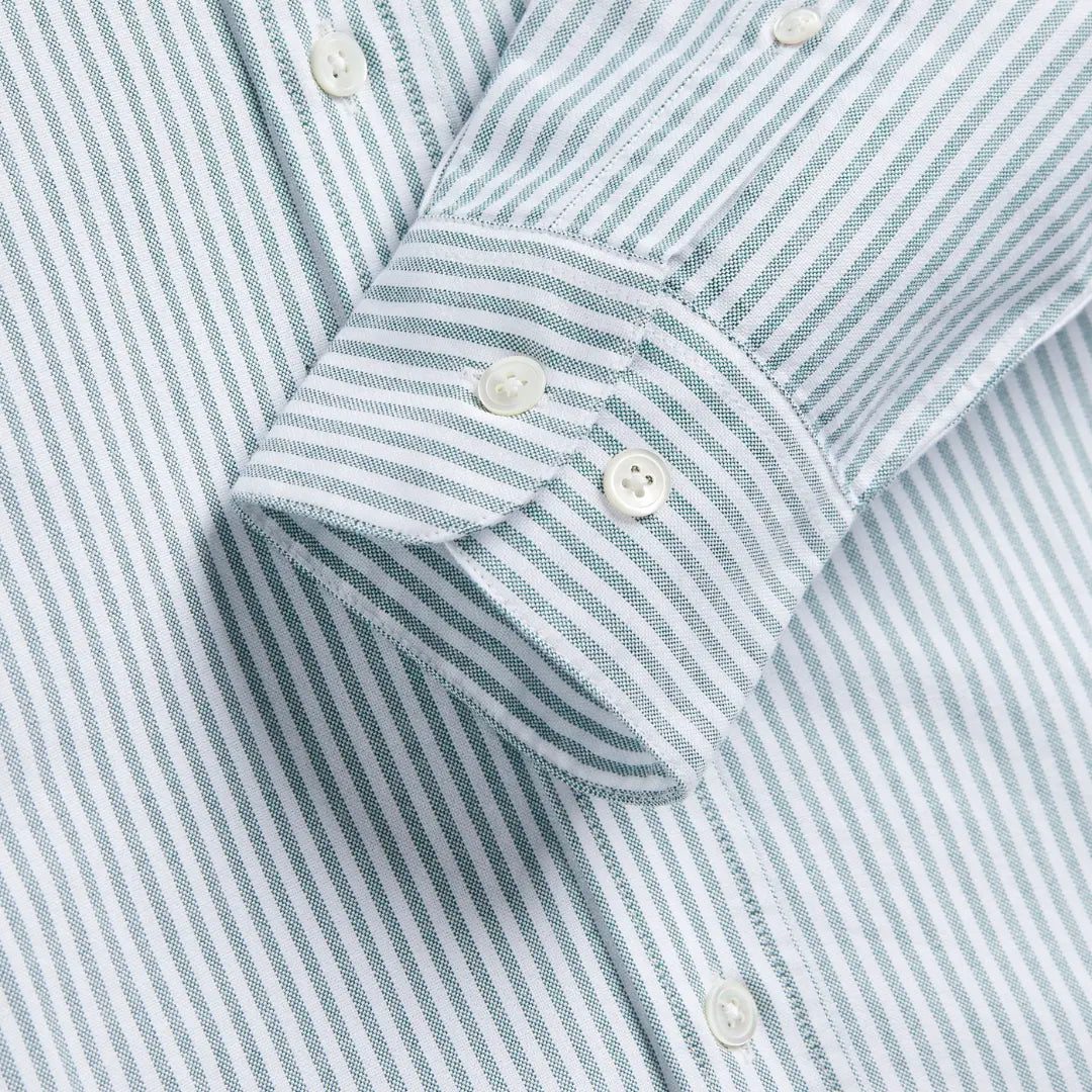 Poignet à deux boutons de la Chemise Belavista, patte de manche rayée vert et blanc