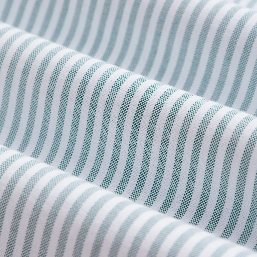Macro du tissu oxford de la Chemise Belavista, fines rayures vertes tissées sur fond blanc
