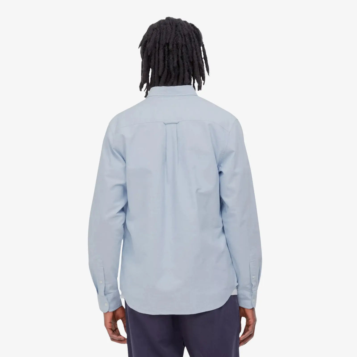 Vue de dos de la chemise C-Logo bleu ciel : empiècement d'épaule, pli d'aisance central et poignets boutonnés