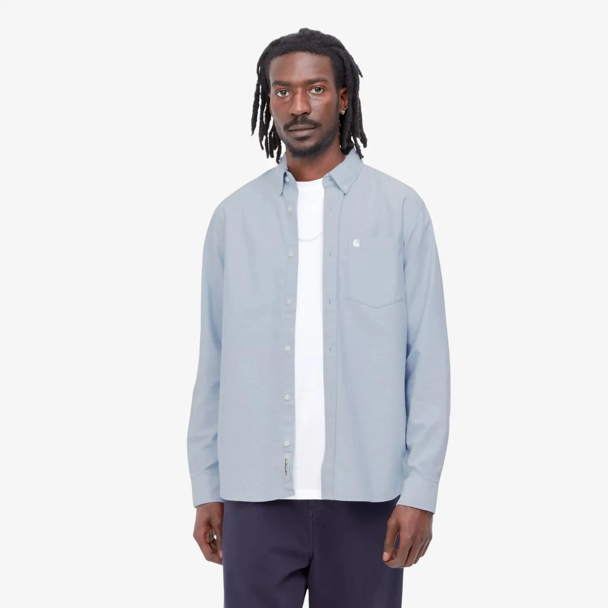 Chemise C-Logo Bleach portée ouverte sur un t-shirt blanc, étiquette script Carhartt WIP au bas du pan