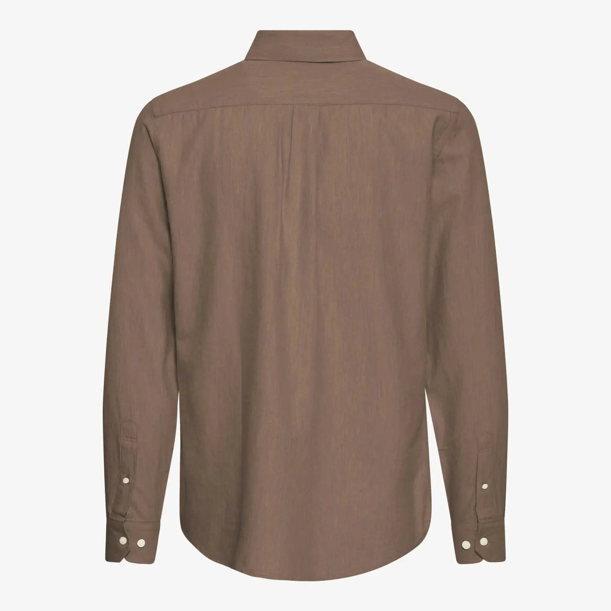 Dos de la chemise en lin marron : empiècement d'épaules, pli central et bas arrondi