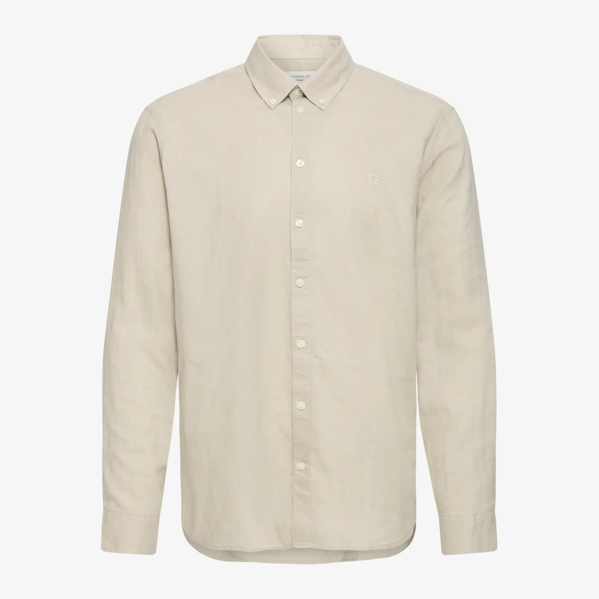 Chemise en lin naturel beige à plat, col boutonné et petit logo brodé sur la poitrine