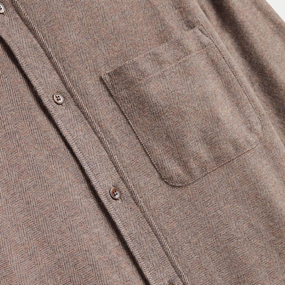 Poche poitrine plaquée et patte de boutonnage de la chemise Espiga Marron