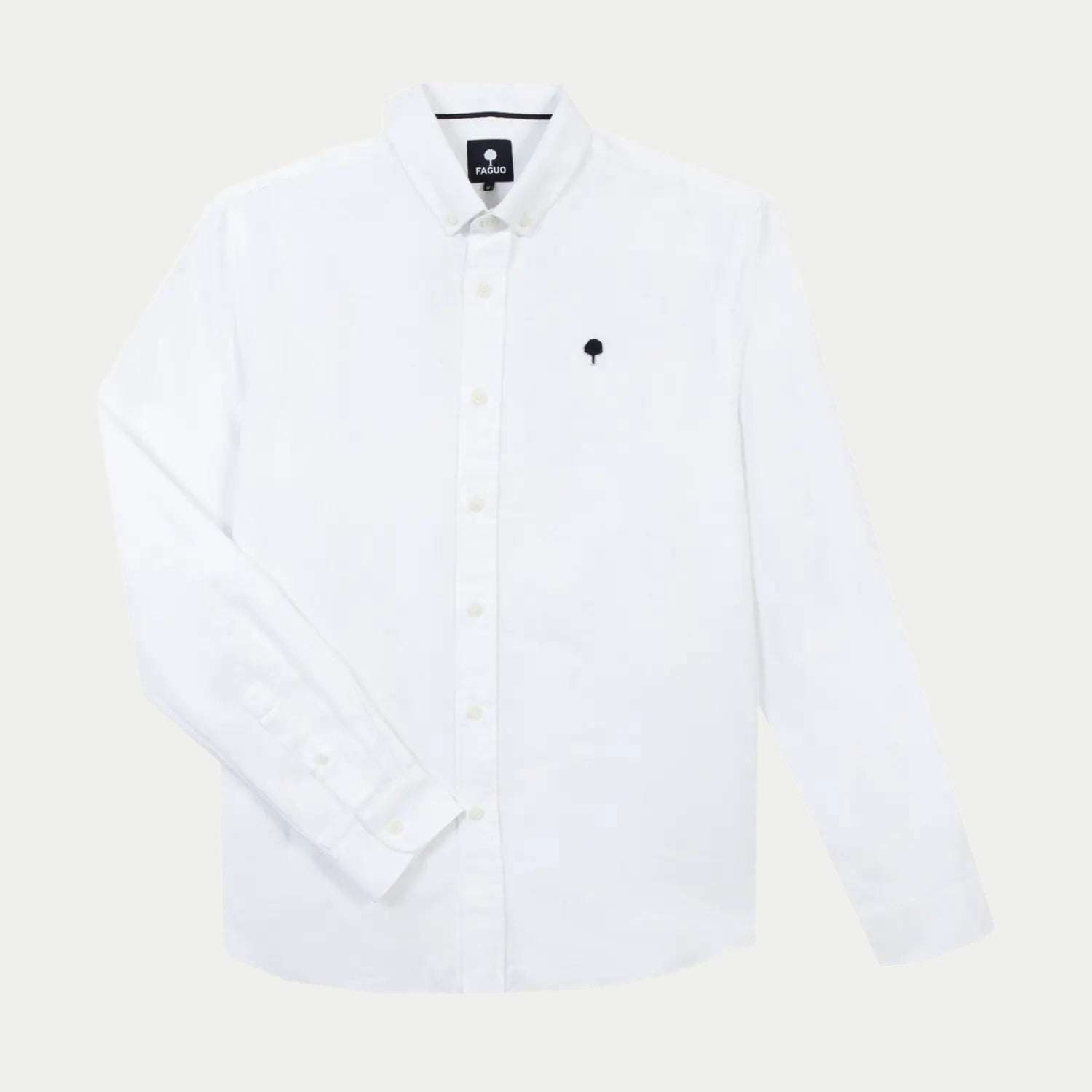 Chemise Ivoy blanche Faguo à plat, col boutonné et logo arbre noir brodé sur la poitrine