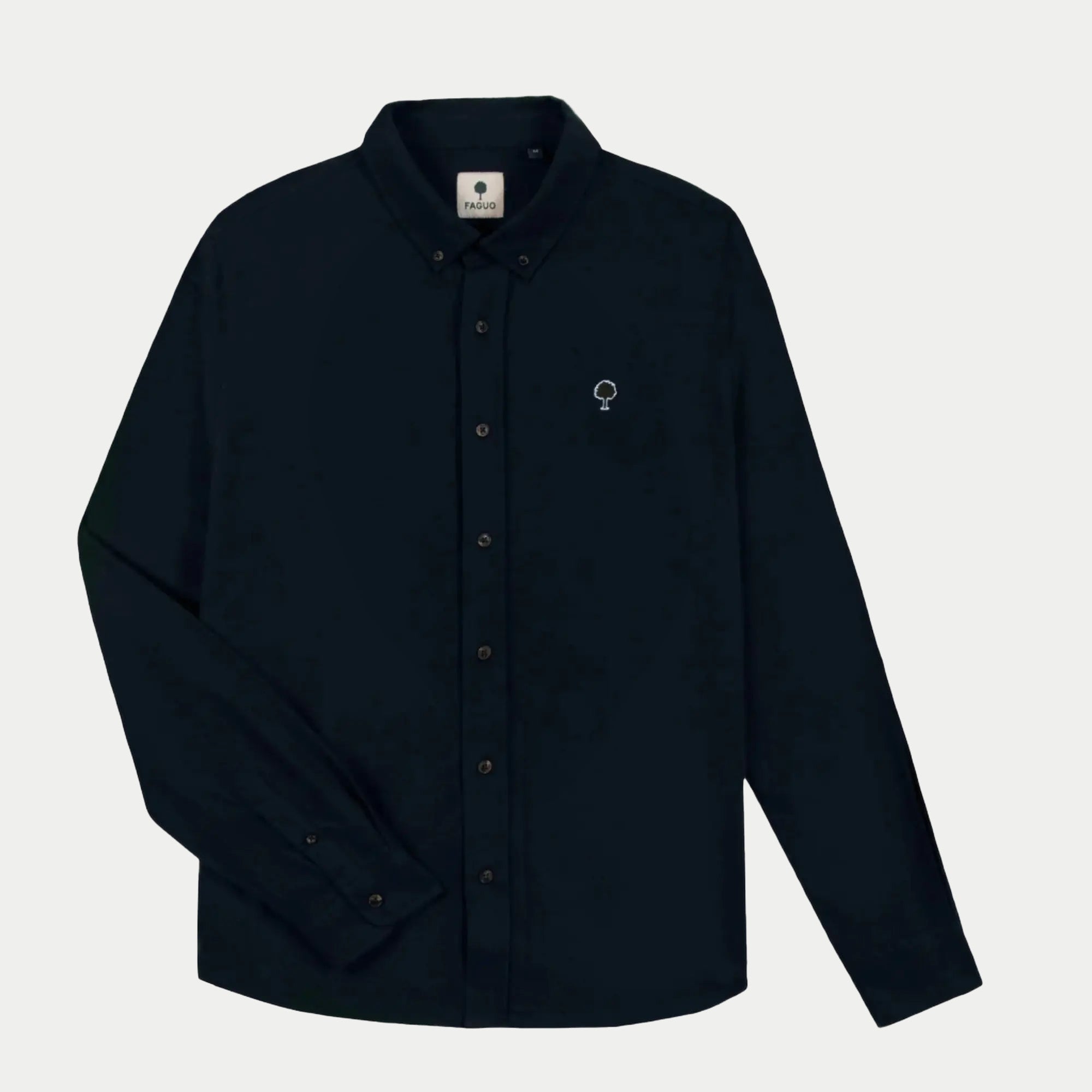 Chemise Ivoy bleu marine Faguo à plat de face, col boutonné et logo arbre en feutre sur la poitrine