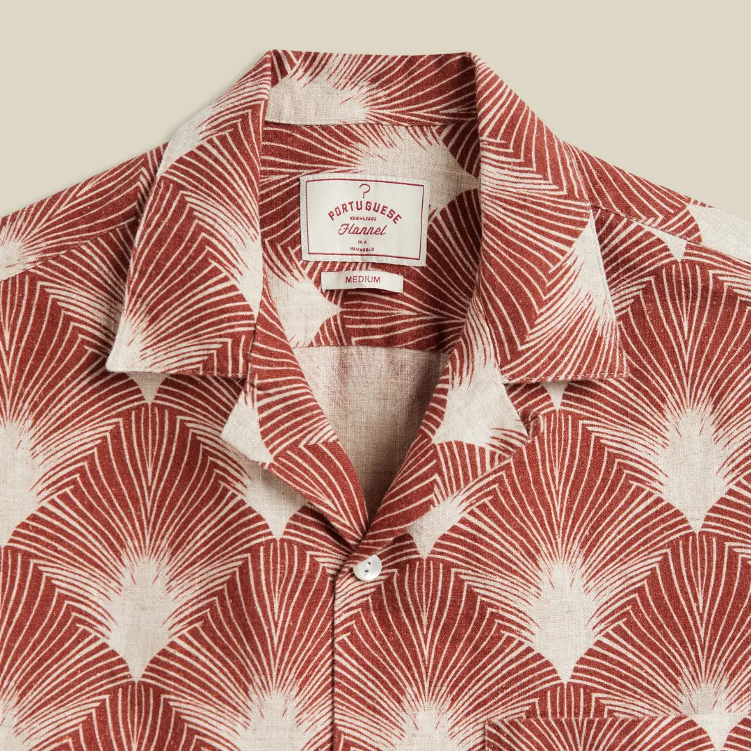 Col ouvert de la Chemise Feathers et étiquette Portuguese Flannel posée sur l'imprimé terracotta