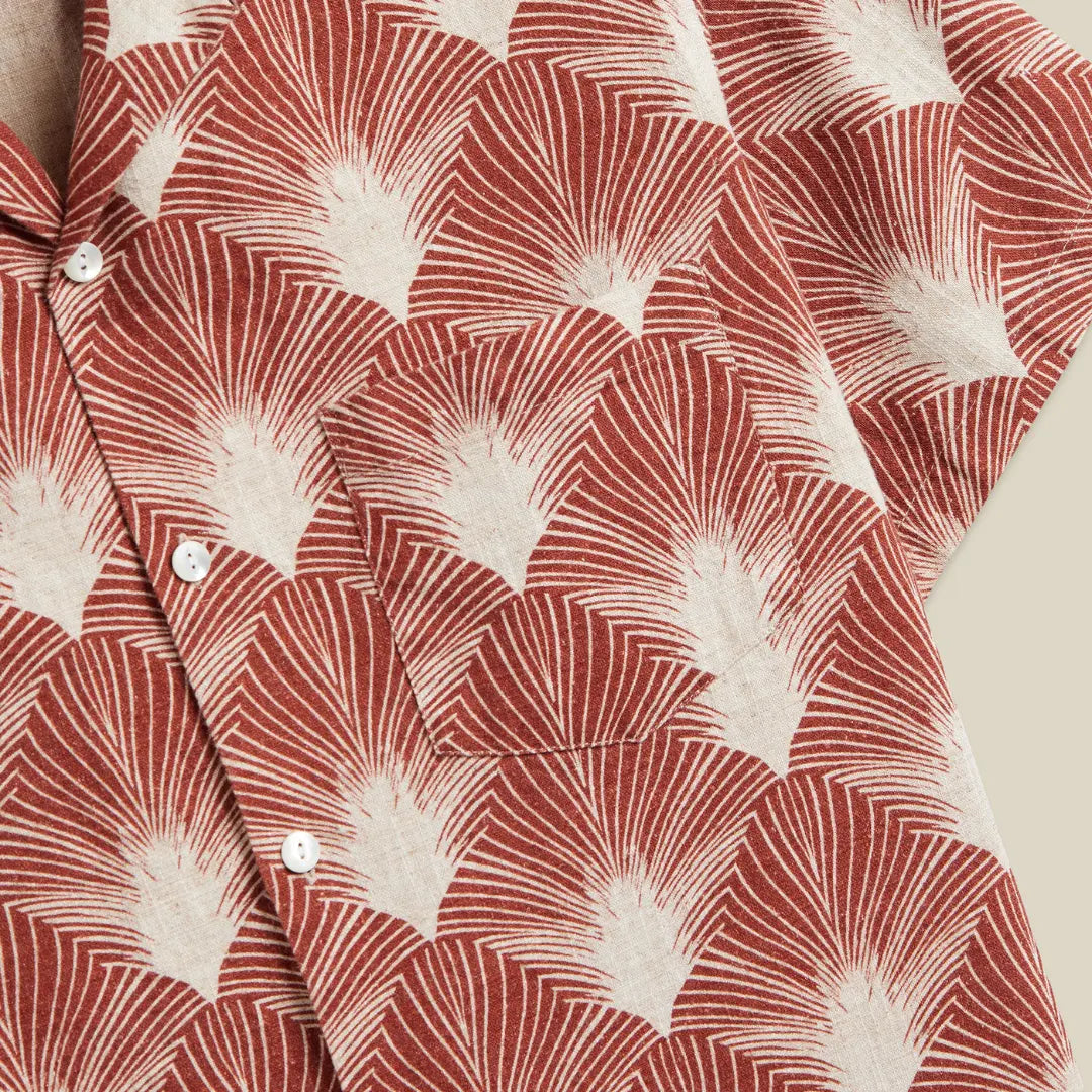 Poche poitrine de la Chemise Feathers, motif d'éventails brique raccordé et boutons blancs