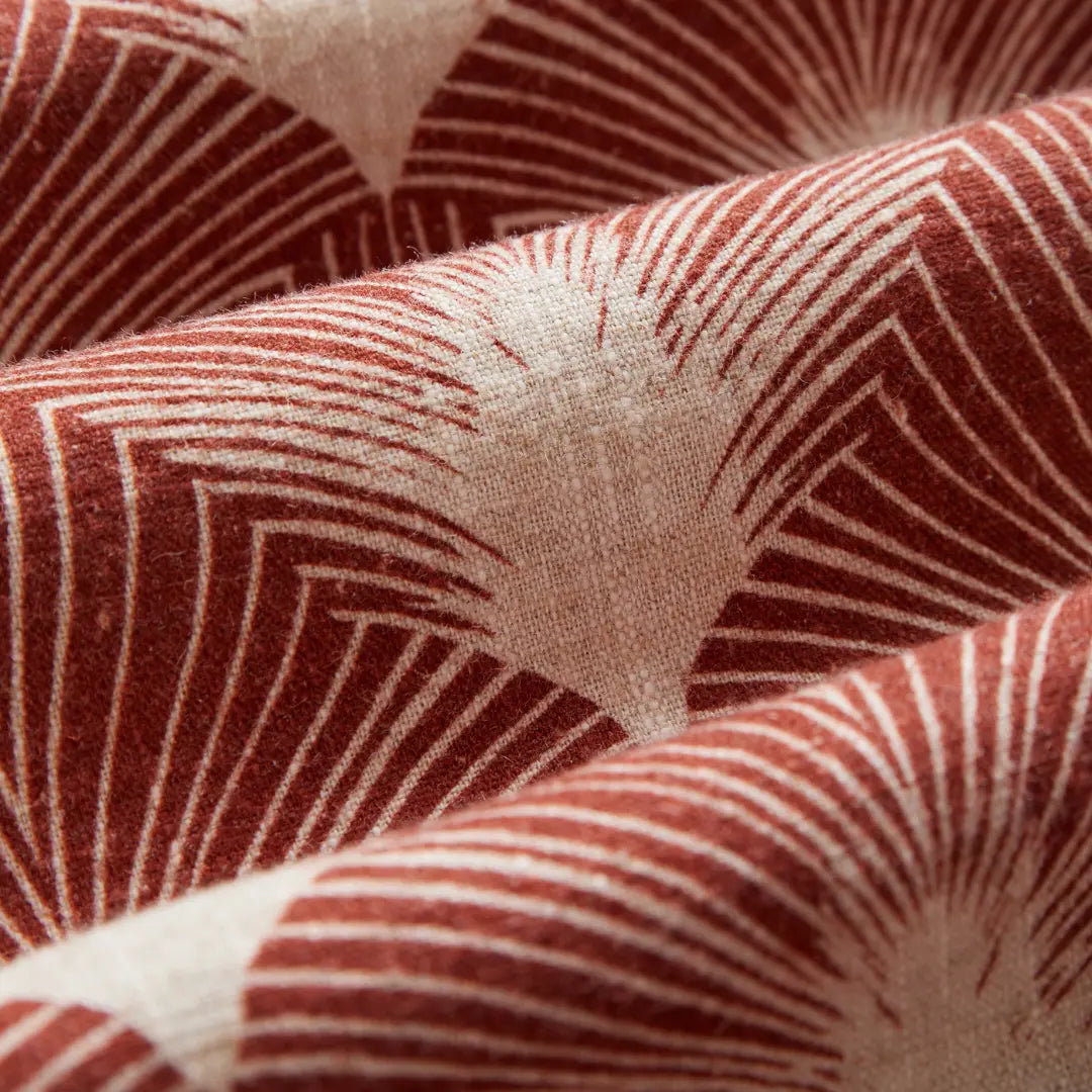 Macro du tissu de la Chemise Feathers, toile au grain irrégulier et imprimé plumes terracotta