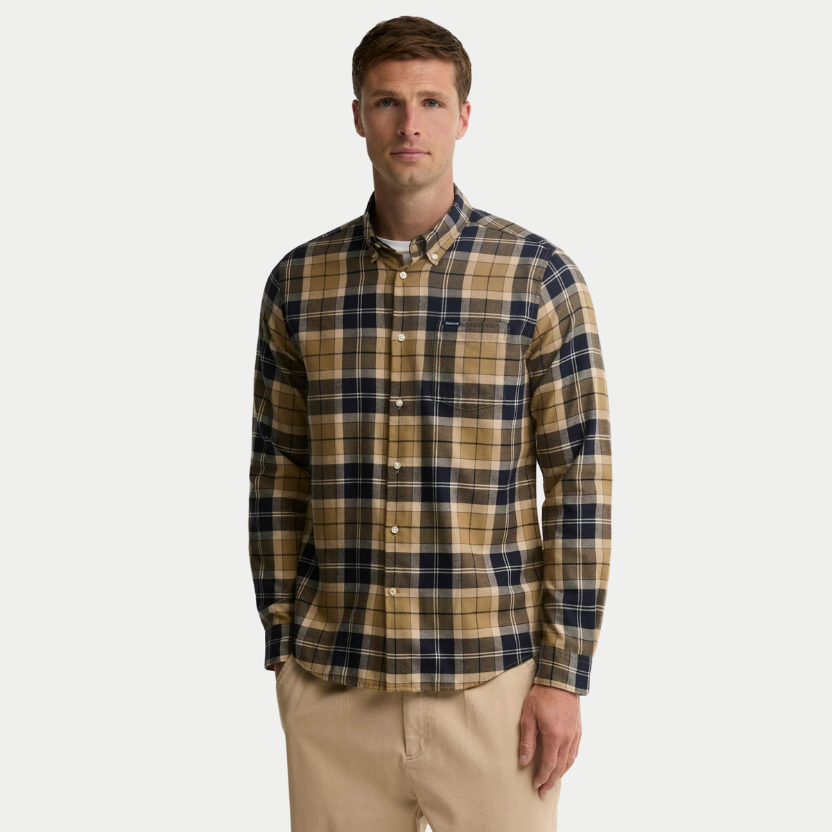 Chemise Barbour Fortrose Birchwood Dress Tartan portée de face sur un pantalon beige