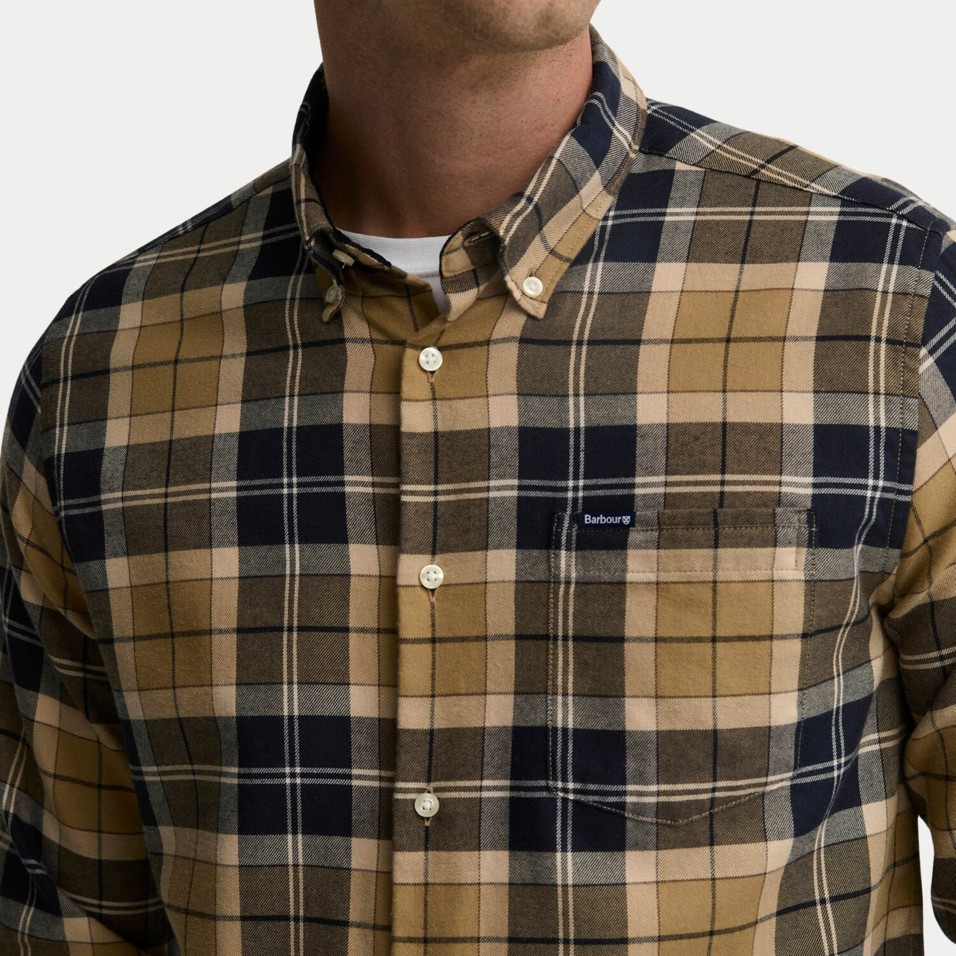 Gros plan du col boutonné et de la poche poitrine de la Chemise Barbour Fortrose Birchwood Dress Tartan