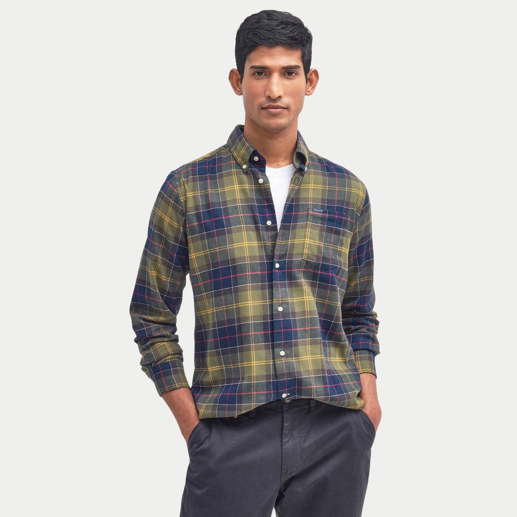 Chemise Barbour Fortrose Classic Tartan portée de face sur un pantalon anthracite