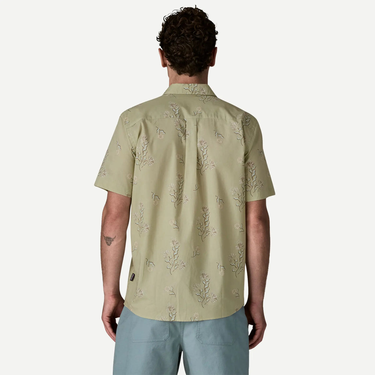 Dos de la chemise Go To Ocean Blooms Patagonia : pli d'aisance central et empiècement d'épaule