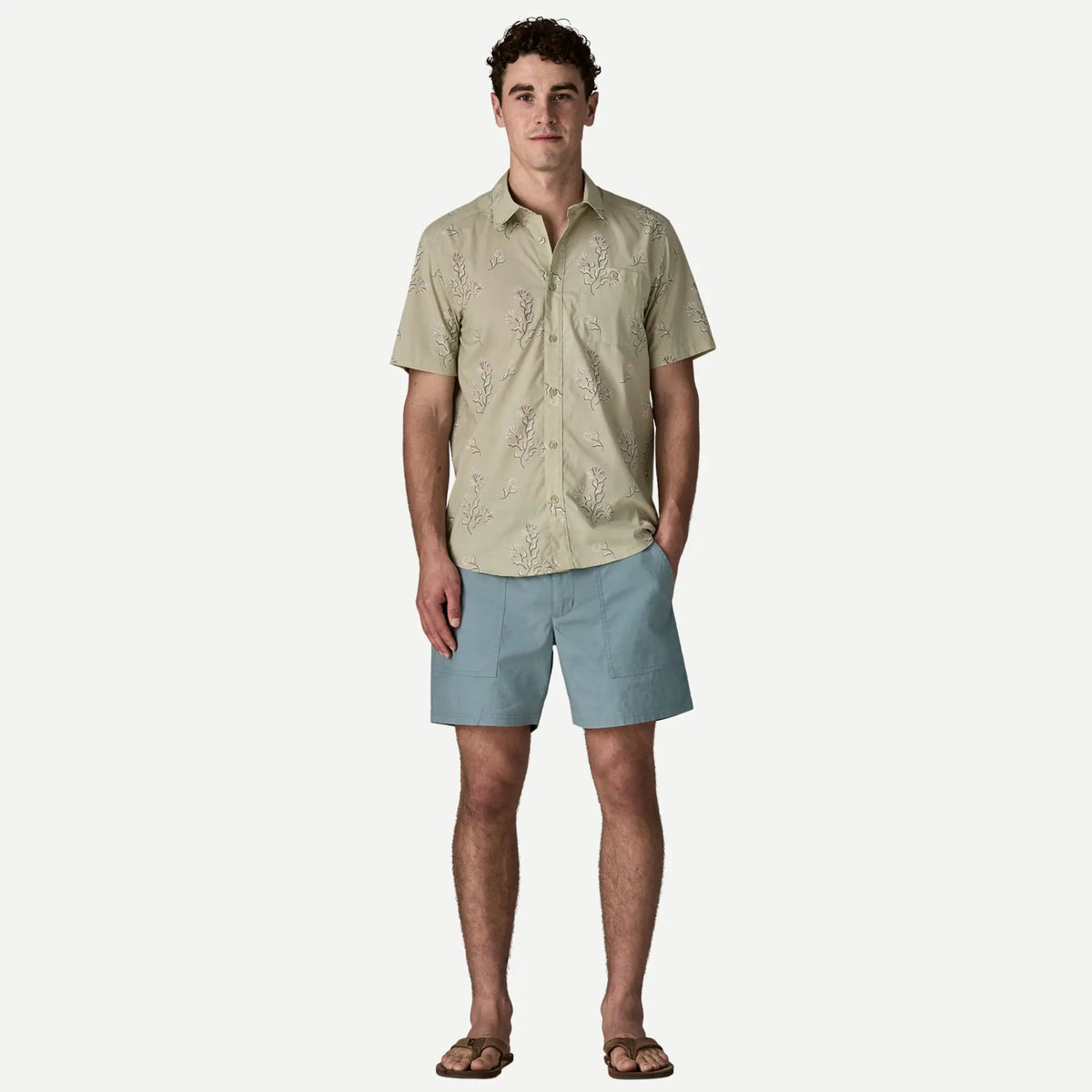 Chemise Go To Ocean Blooms Patagonia portée en pied, silhouette complète et bas arrondi