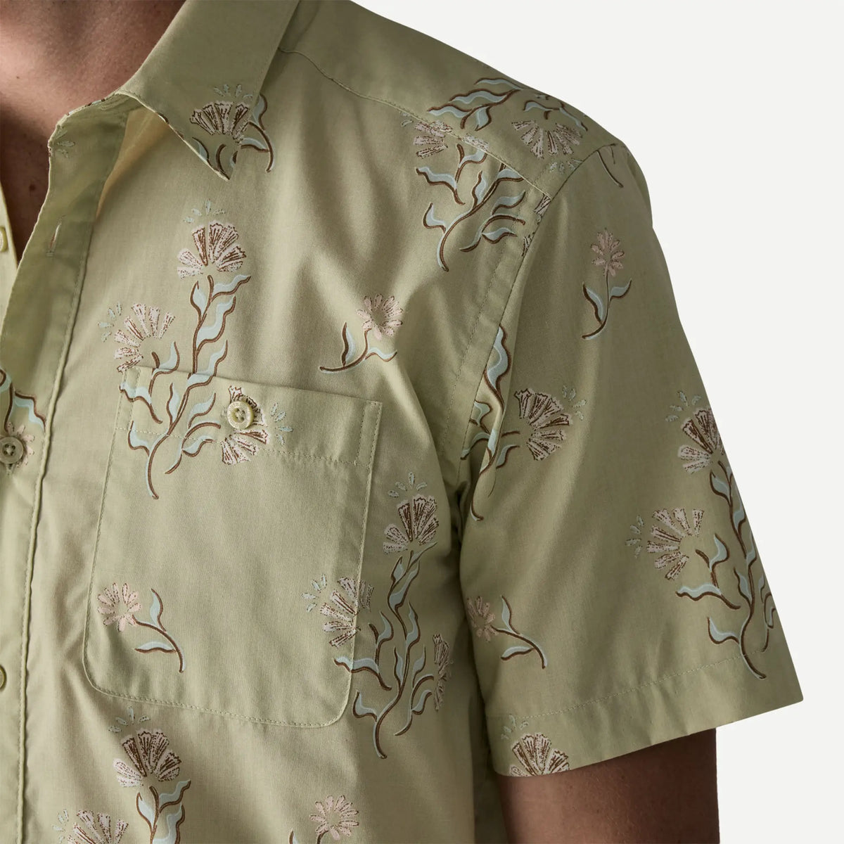 Détail de l'imprimé Ocean Blooms sur la chemise Go To Patagonia : algues brunes, corolles écru et poche poitrine