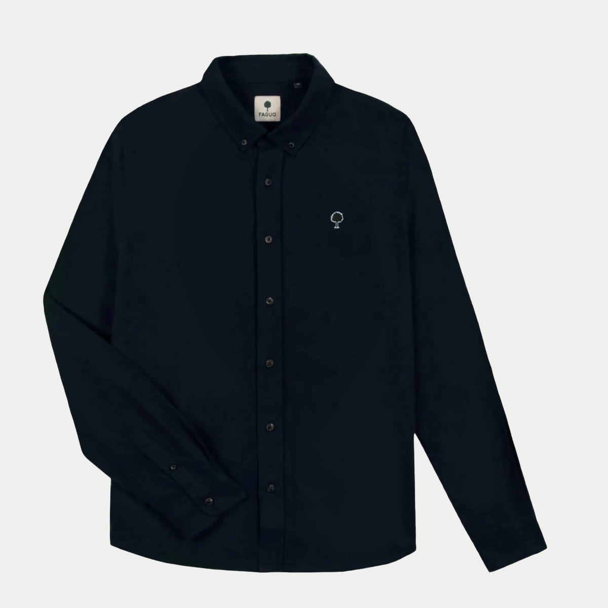 Chemise Ivoy bleu marine Faguo à plat de face, col boutonné et logo arbre en feutre sur la poitrine