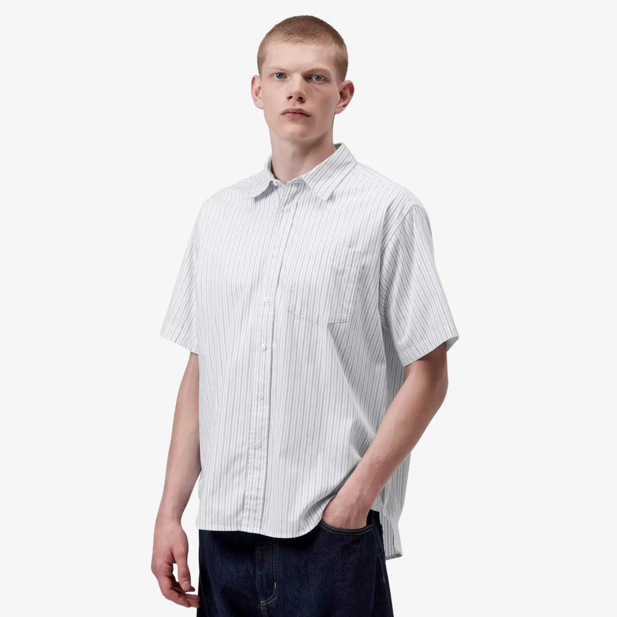 Chemise Keene rayée gris et blanc portée de face, coupe carrée ample et manches courtes larges au coude