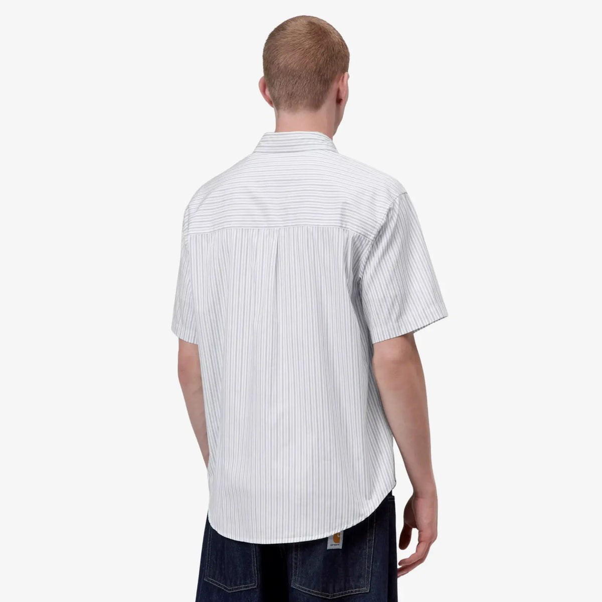 Chemise Keene rayée portée de dos, pli central au milieu du dos et petite étiquette logo en bas