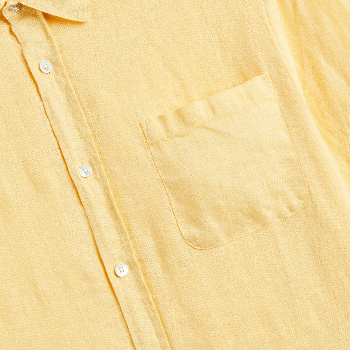 Détail du plastron et de la poche poitrine de la Chemise Lin jaune, grain irrégulier du lin