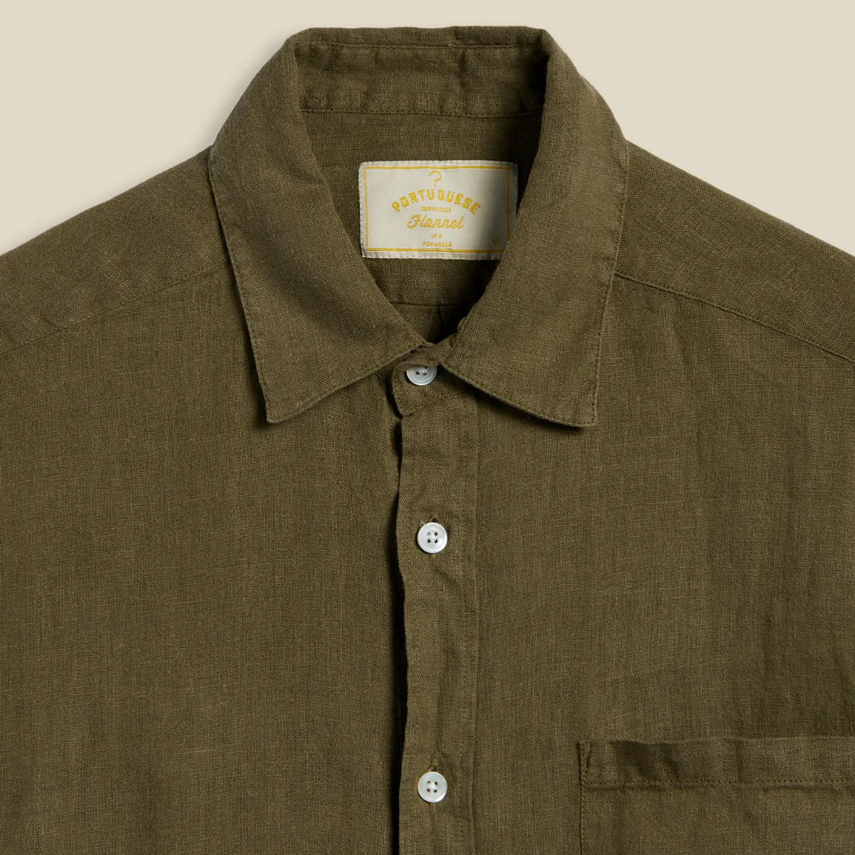 Col pointe de la Chemise Lin olive et étiquette écrue Portuguese Flannel sous l'encolure
