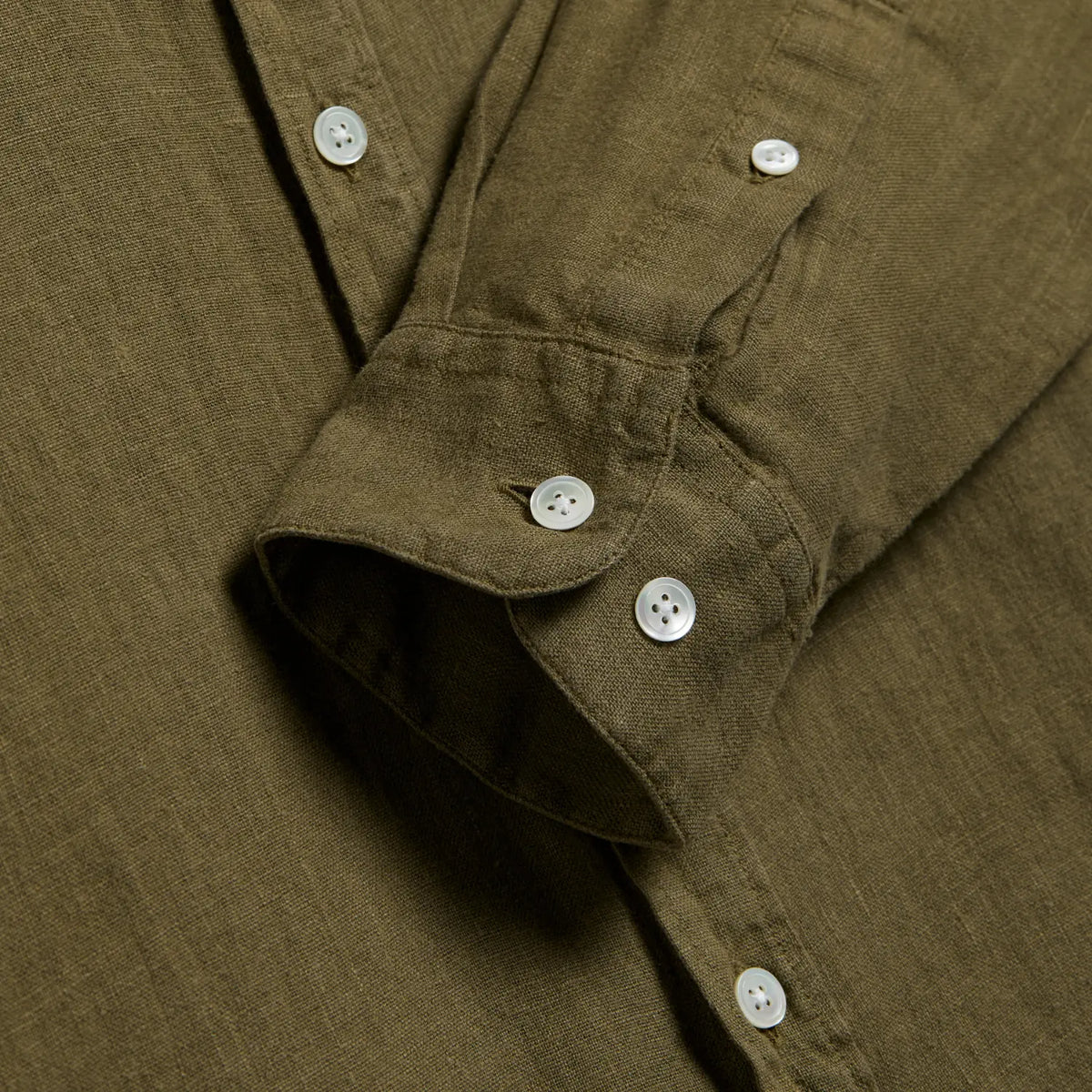 Poignet à deux boutons de la Chemise Lin olive, patte capucin et grain irrégulier du lin