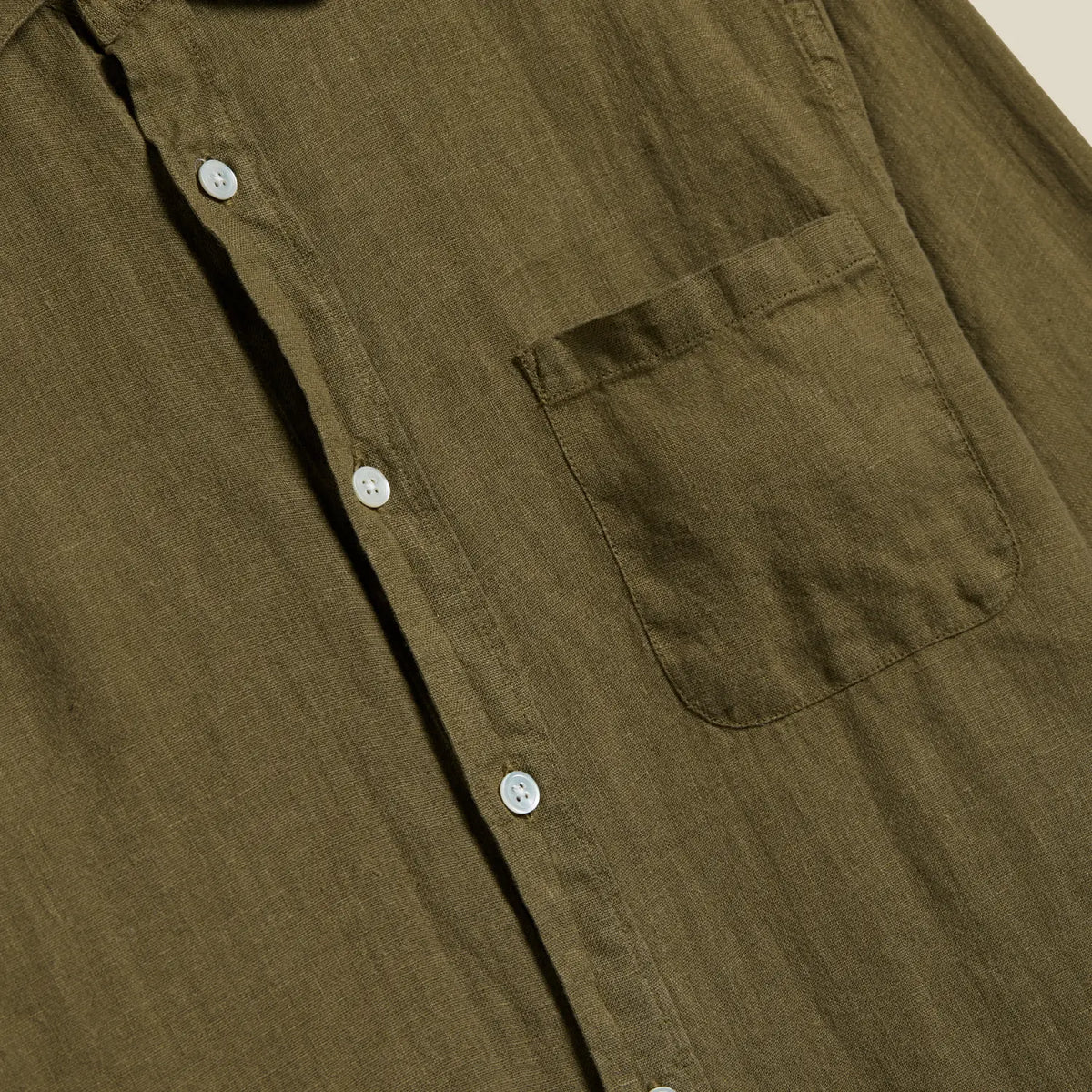 Poche poitrine plaquée de la Chemise Lin olive, plastron boutonné et trame de lin visible