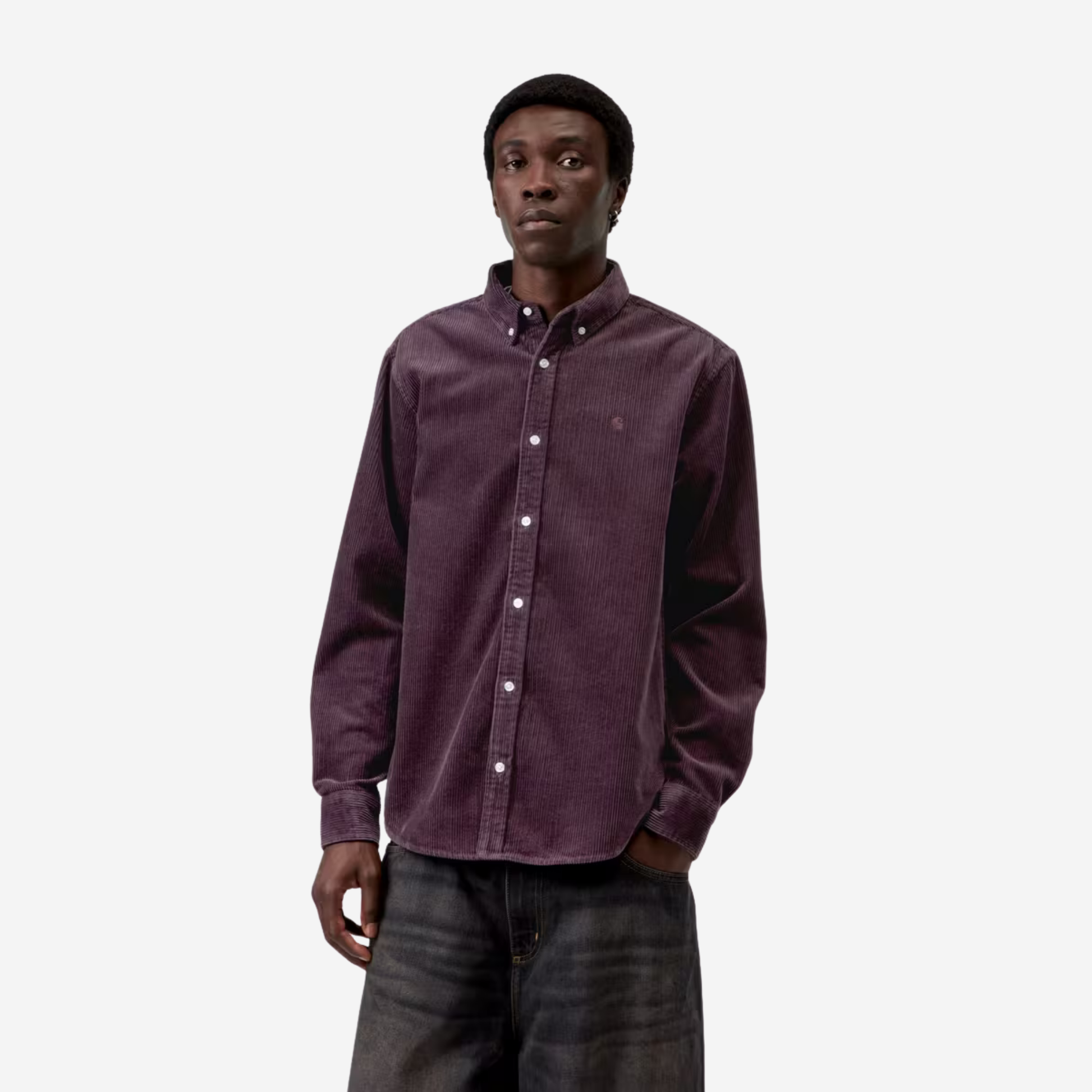Chemise Madison Carhartt WIP en velours côtelé Cozy Purple portée de face, boutonnée sur un jean gris délavé