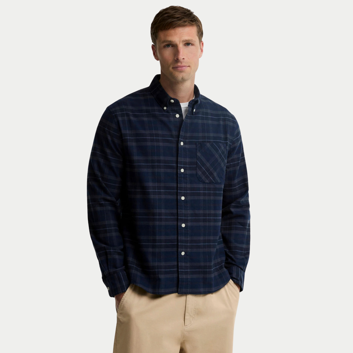 Chemise Barbour Mineral Tartan Midnight Loch portée de face sur un pantalon beige