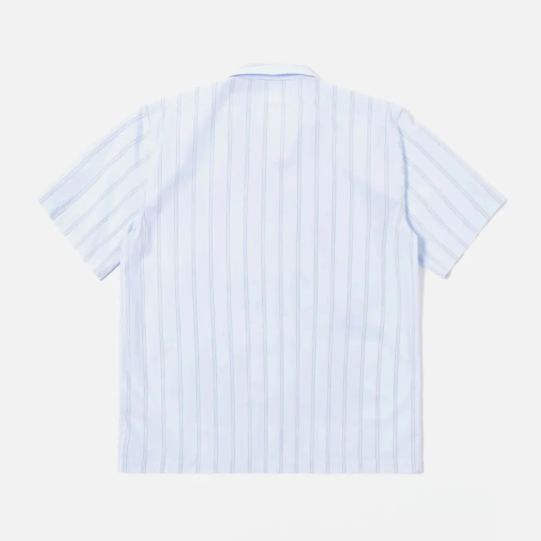 Dos de la chemise Road Trip, rayures verticales bleu ciel et grises sur fond blanc