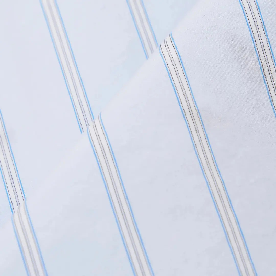 Macro du coton de la chemise Road Trip, fines rayures bleues et grises sur fond blanc
