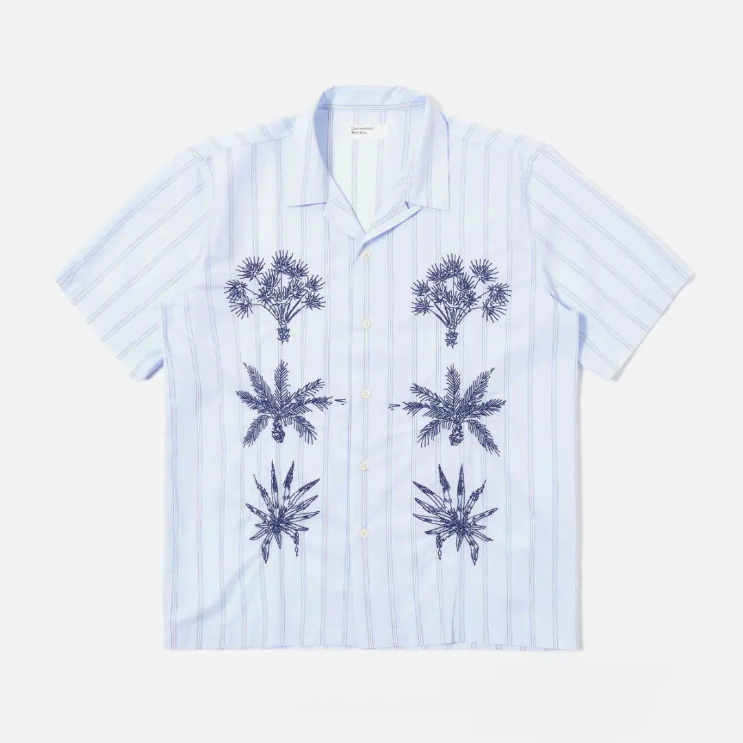 Chemise Road Trip rayée bleu ciel, gris et blanc, brodée de six palmiers bleu marine