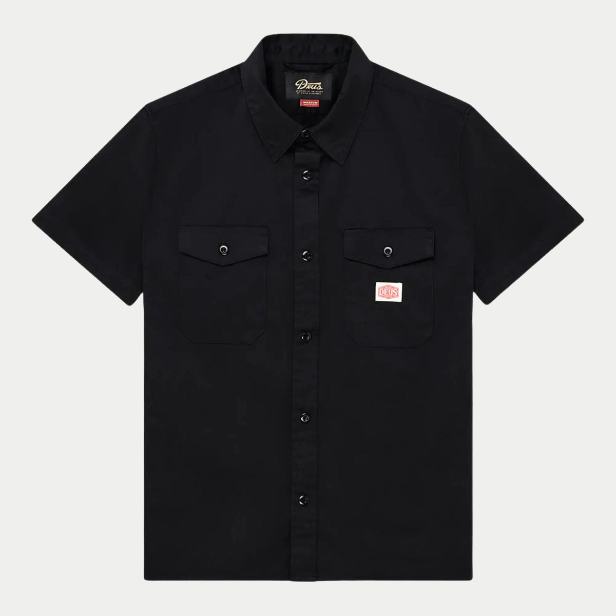 Chemise Service noire à manches courtes, poches poitrine à rabat et patch Deus rouge contrasté