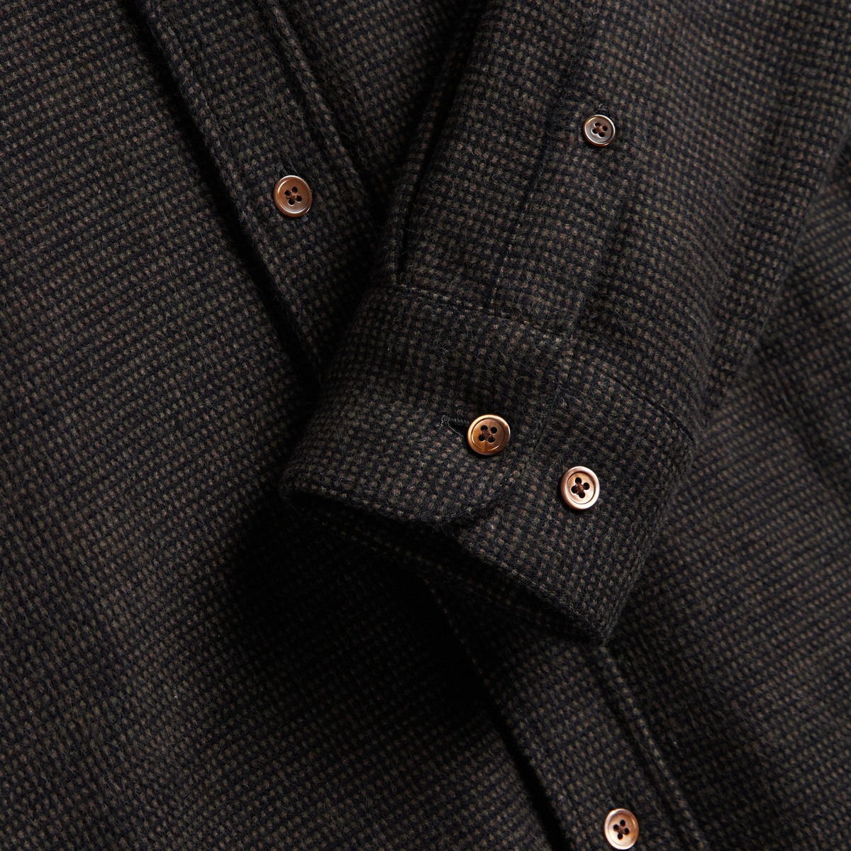 Poignet boutonné et boutons de nacre de la chemise Sounds Marron
