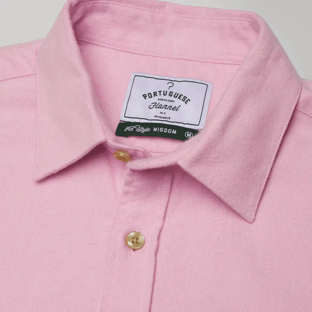 Col pointe de la Chemise Teca rose et étiquettes Portuguese Flannel cousues sous l'encolure