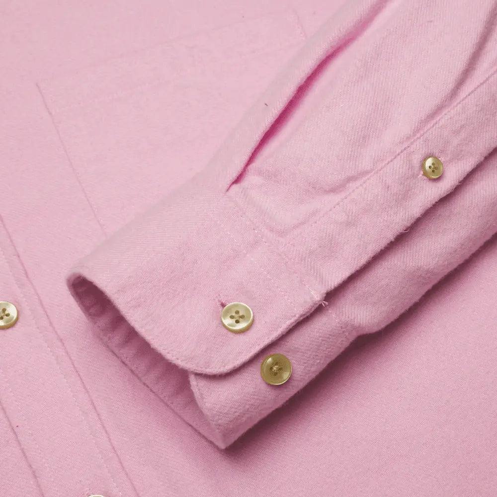Poignet à deux boutons de la Chemise Teca rose, patte capucin et flanelle légèrement brossée