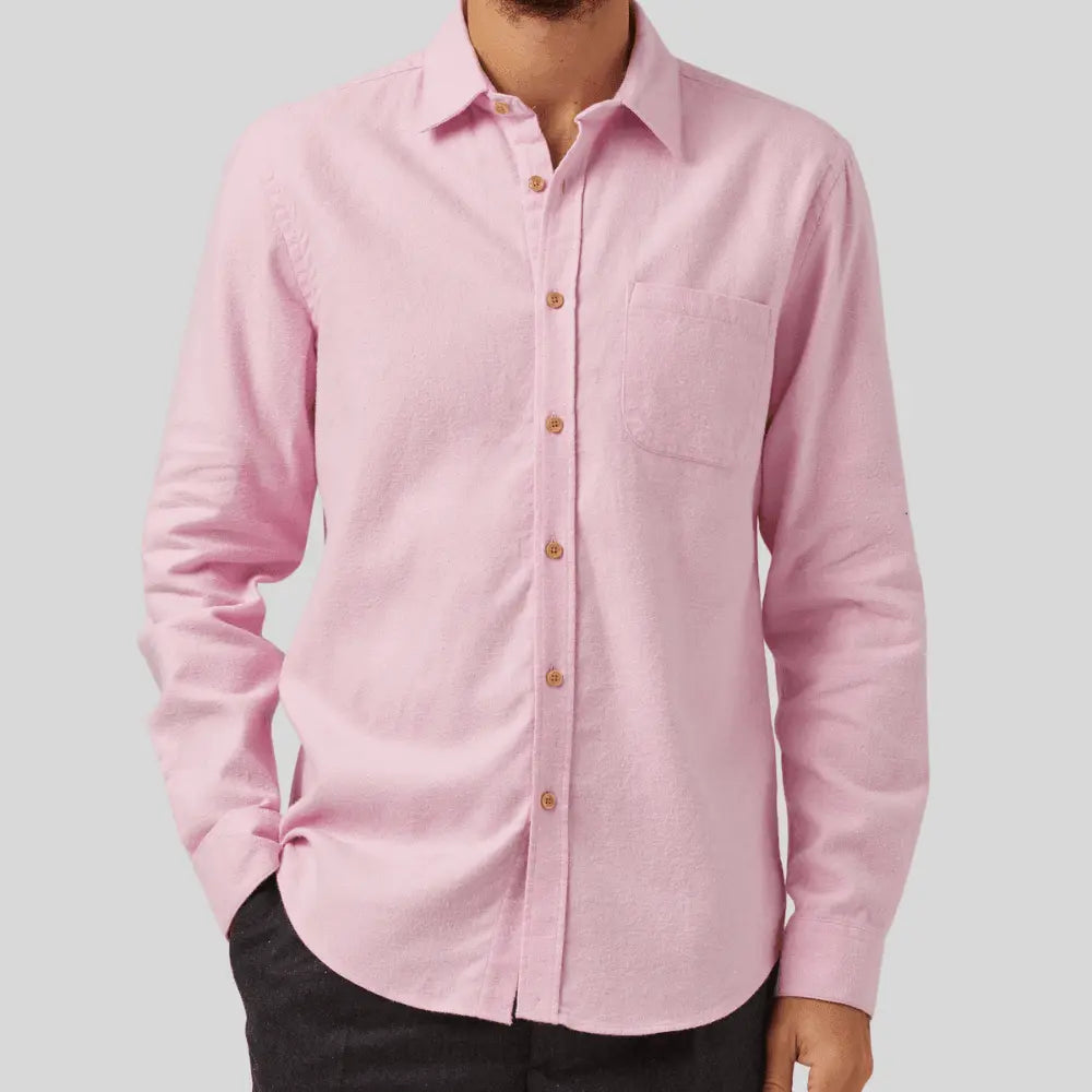 Chemise Teca en flanelle rose portée de face, plastron boutonné et poche poitrine plaquée