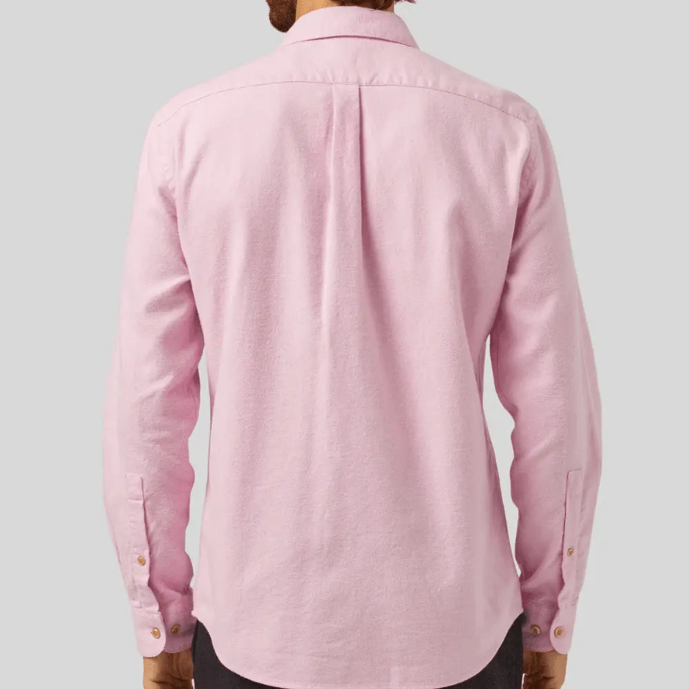 Chemise Teca rose vue de dos, empiècement d'épaules et pli d'aisance au milieu du dos