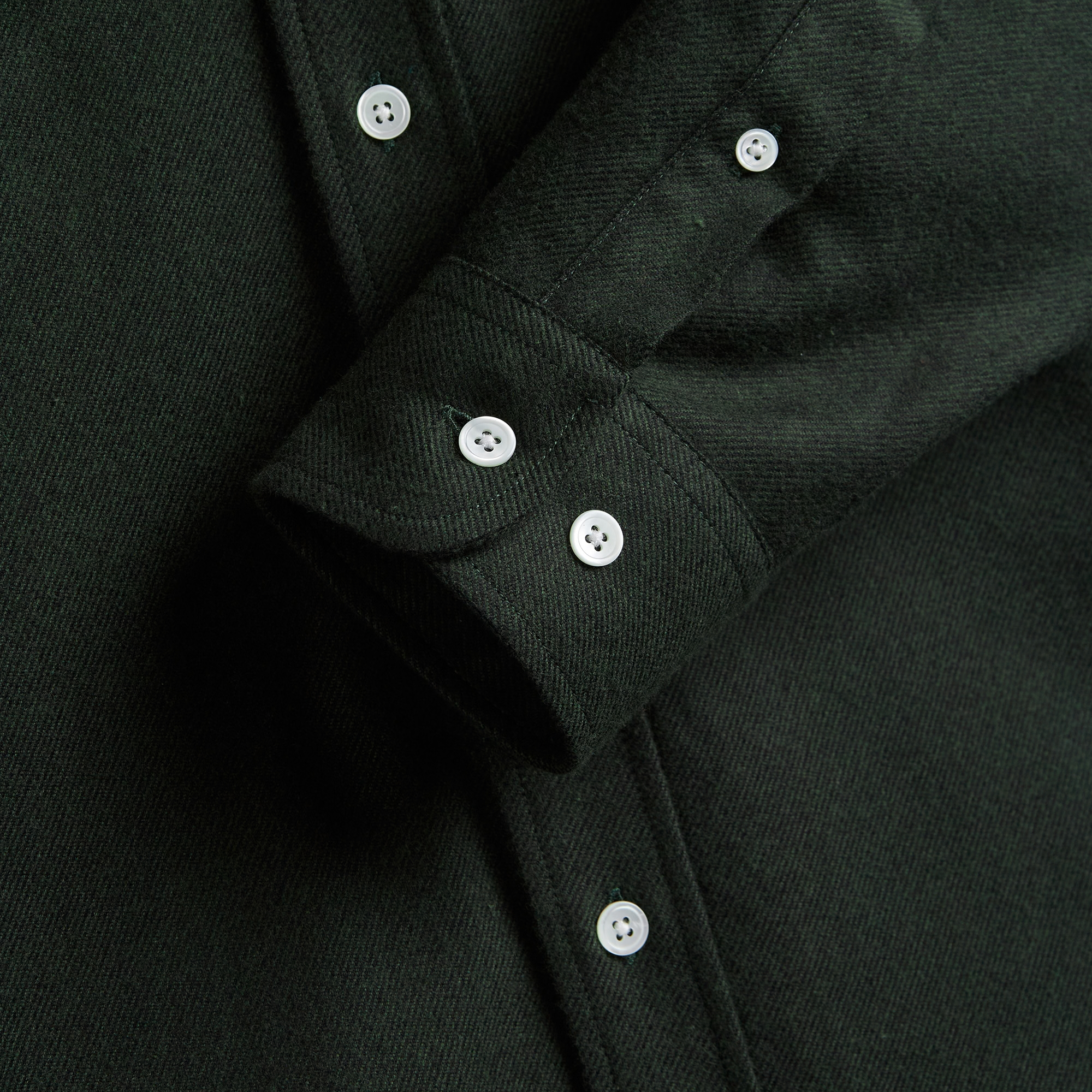 Poignet boutonné et boutons de nacre claire de la chemise Teca Vert Forêt