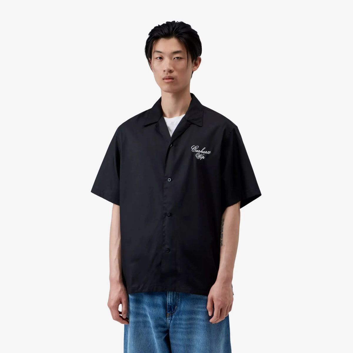Chemise Travon noire portée de face, sergé Tencel et coton fluide, col bowling et script Carhartt WIP brodé